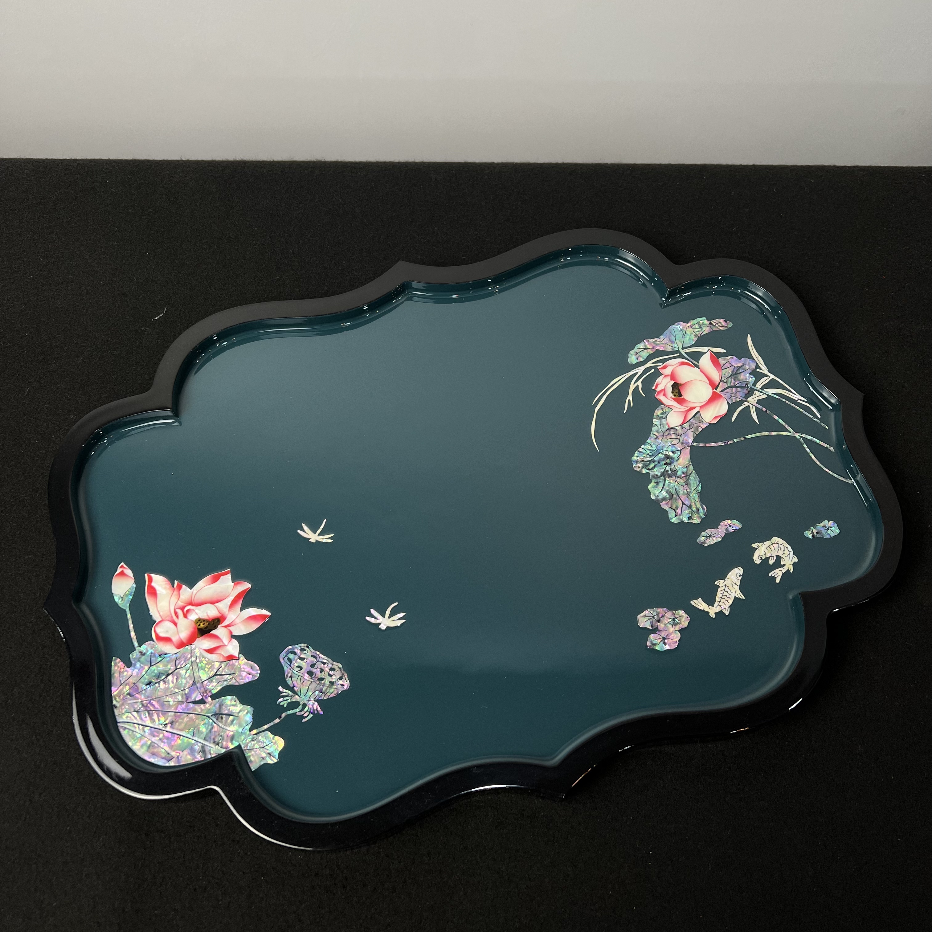 匠心严选YZQQ螺钿墨绿底荷塘消夏海棠形托盘