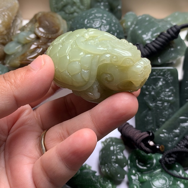 平***吧和田玉未镶嵌颈饰