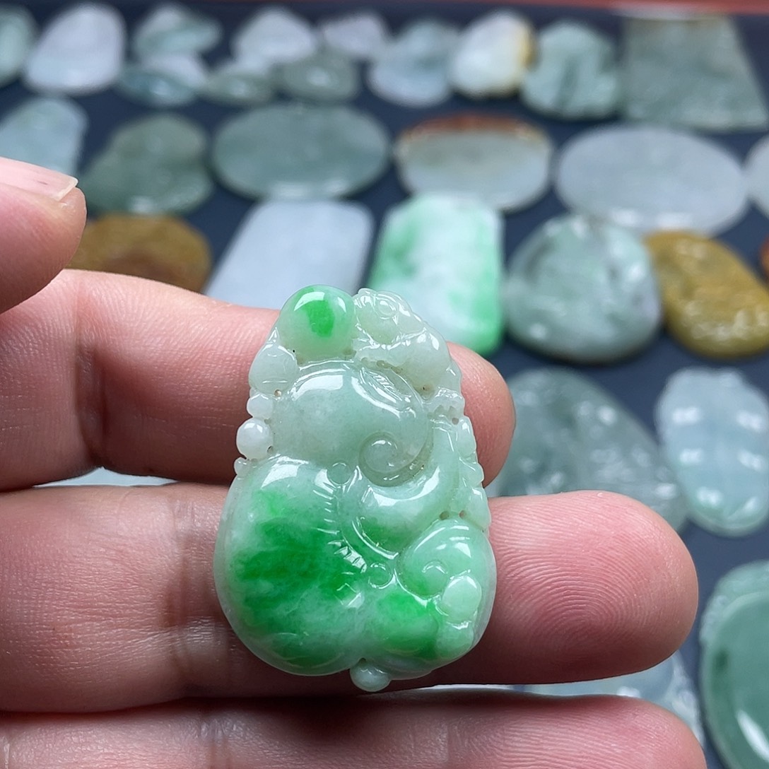 翡翠未镶嵌颈饰如意