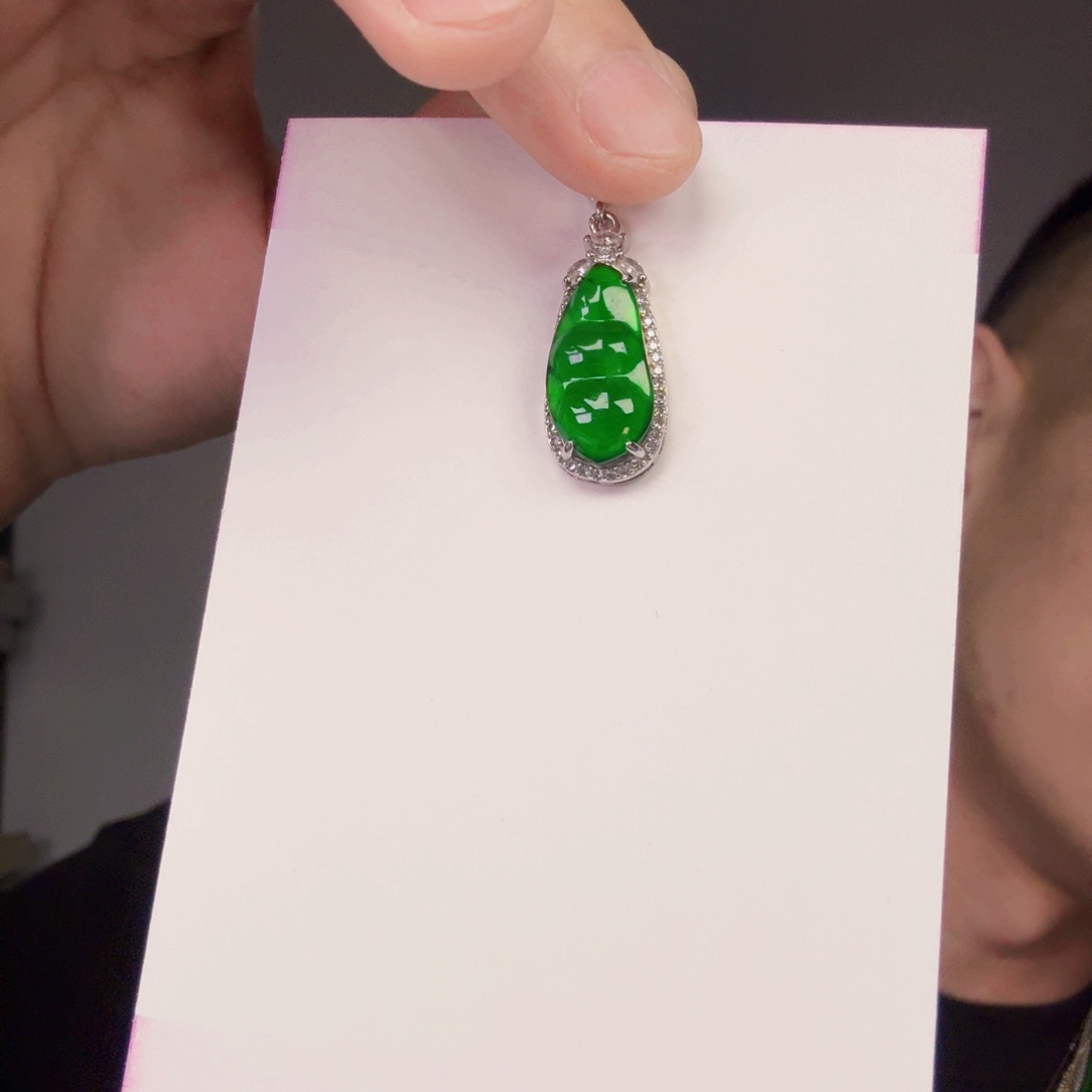 翡翠未镶嵌颈饰一件