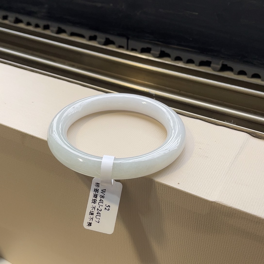 翡翠手镯未镶嵌莓***?手镯