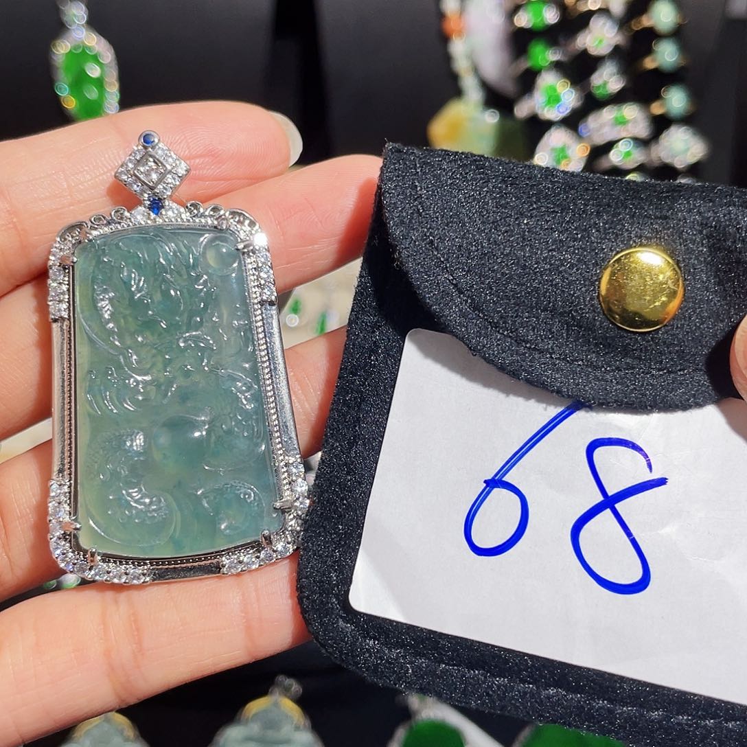 翡翠颈饰未镶嵌龙牌