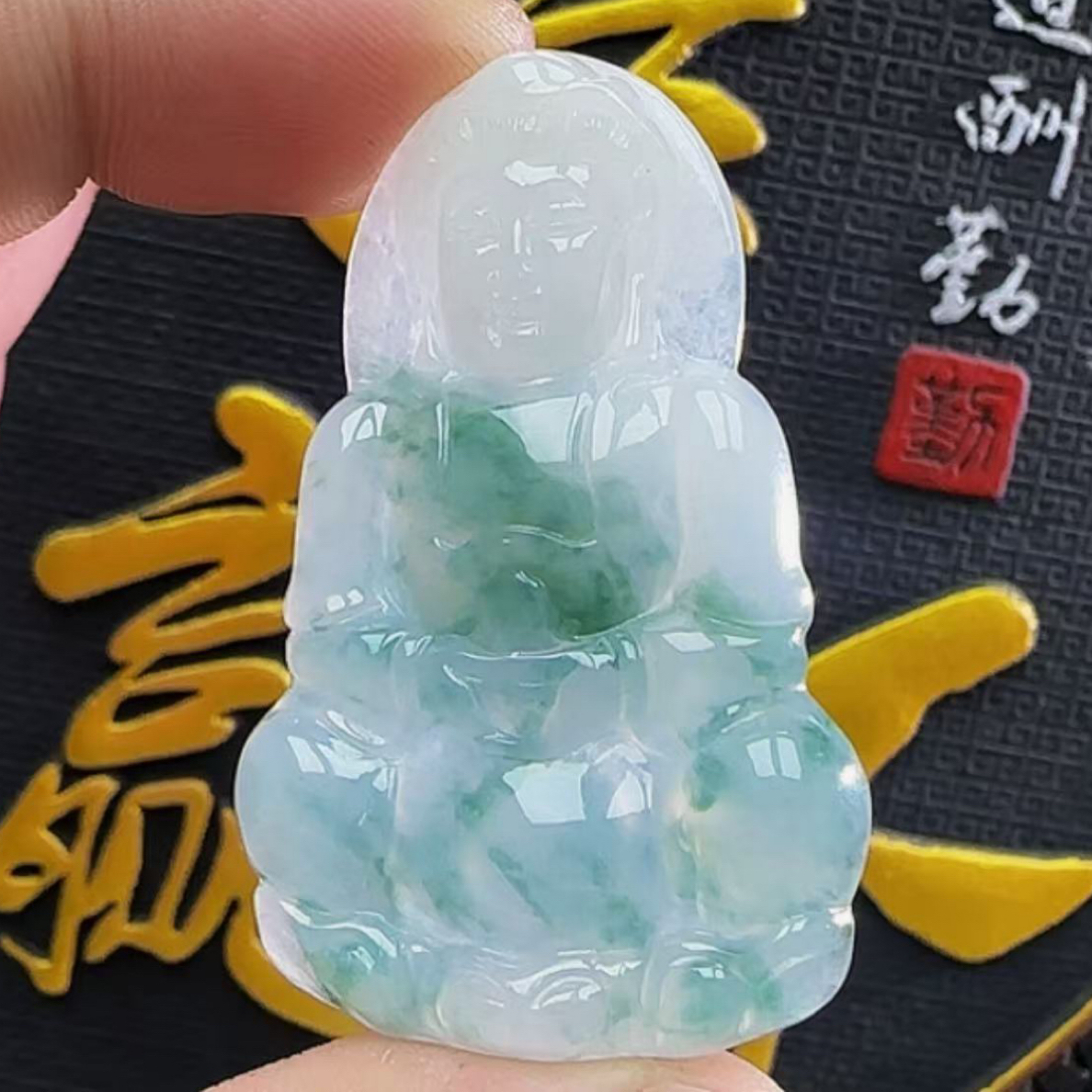 种浅绿飘花观音冰透玉坠挂件