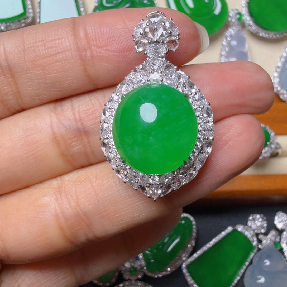 翡翠18K金镶嵌颈饰吊坠