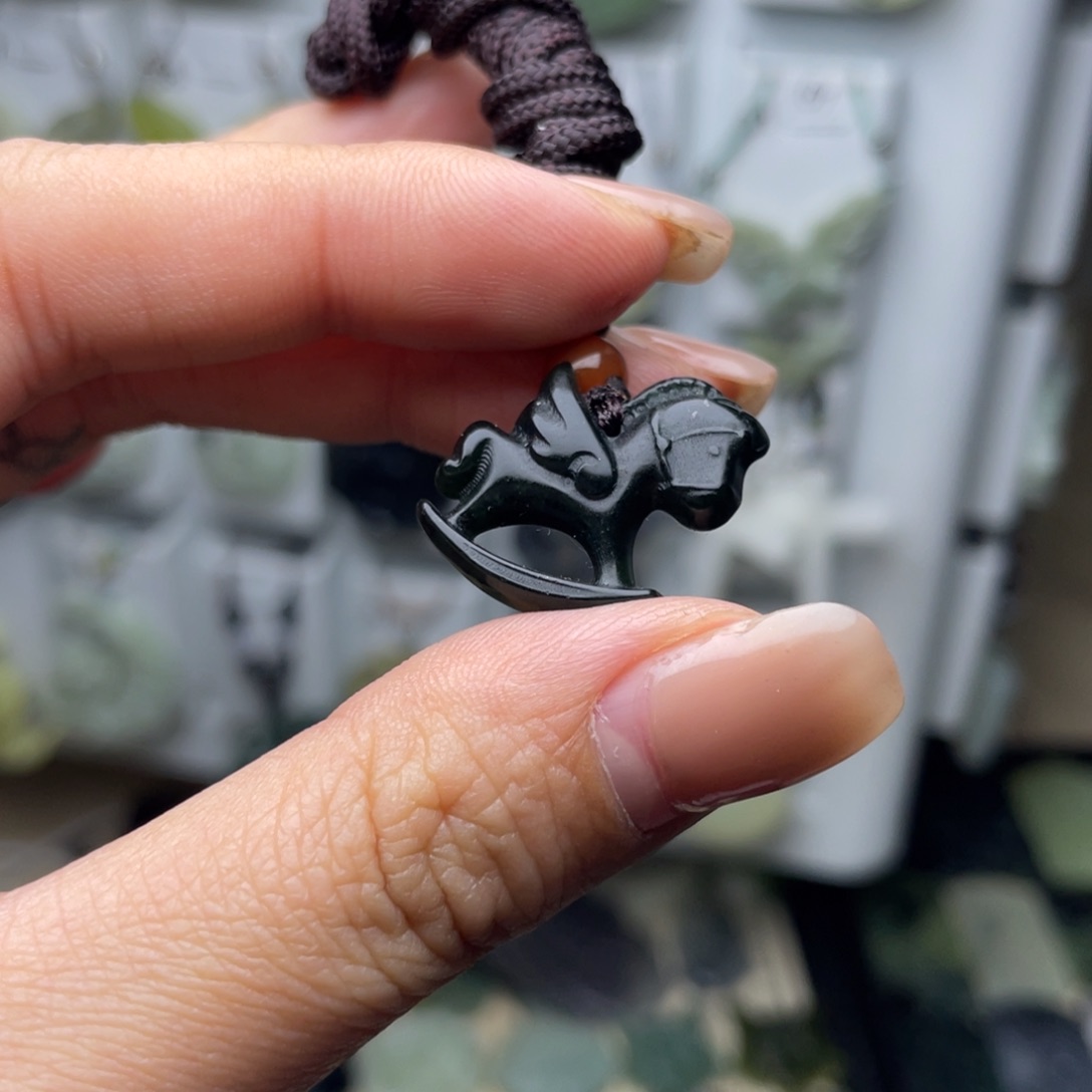 岫玉未镶嵌颈饰北*木马