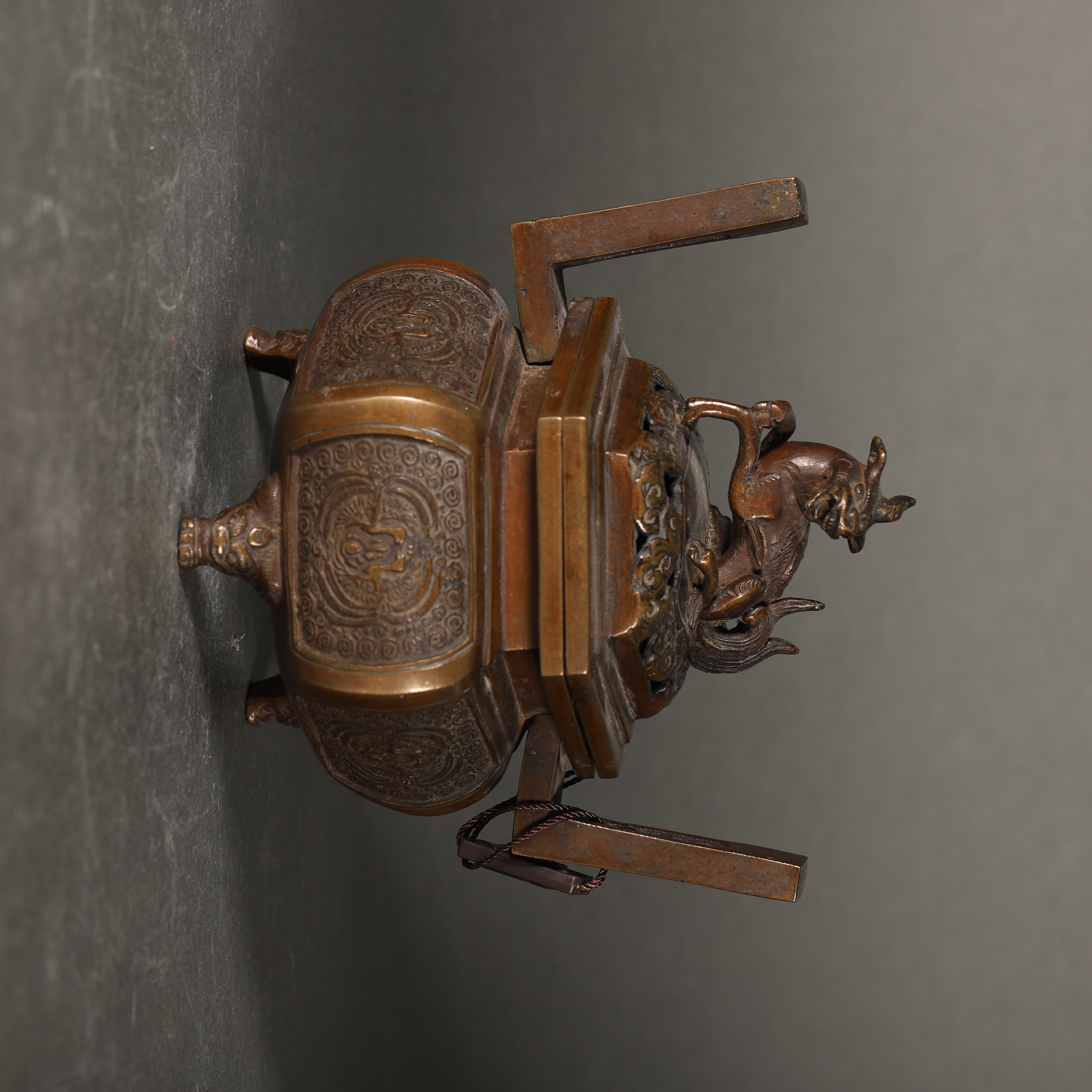 Lot26 清代 狻猊浮雕青鸾香炉