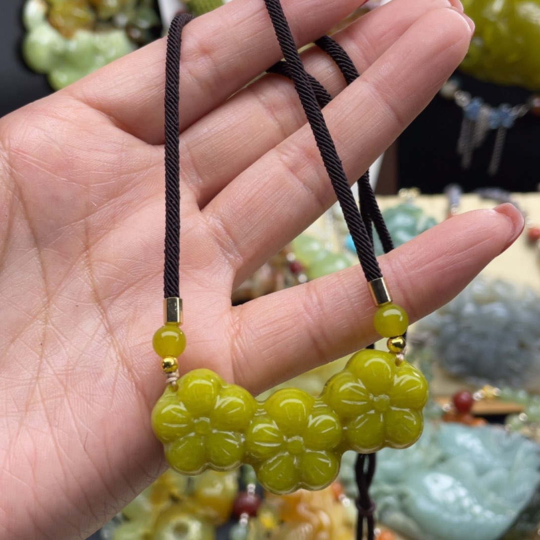 未镶嵌蛇纹石玉颈饰