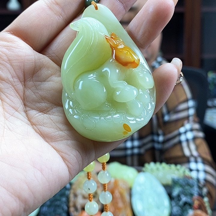 蛇纹石玉吊坠未镶嵌