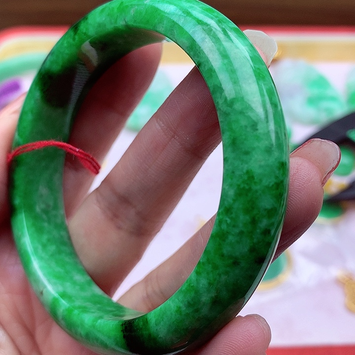 翡翠手镯未镶嵌翡翠