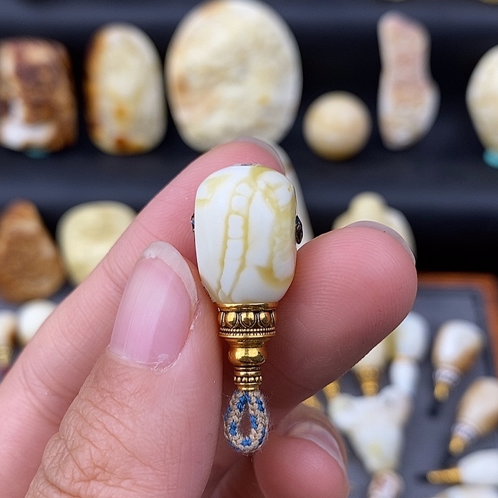 琥珀未镶嵌裸石11金塔一线天c750