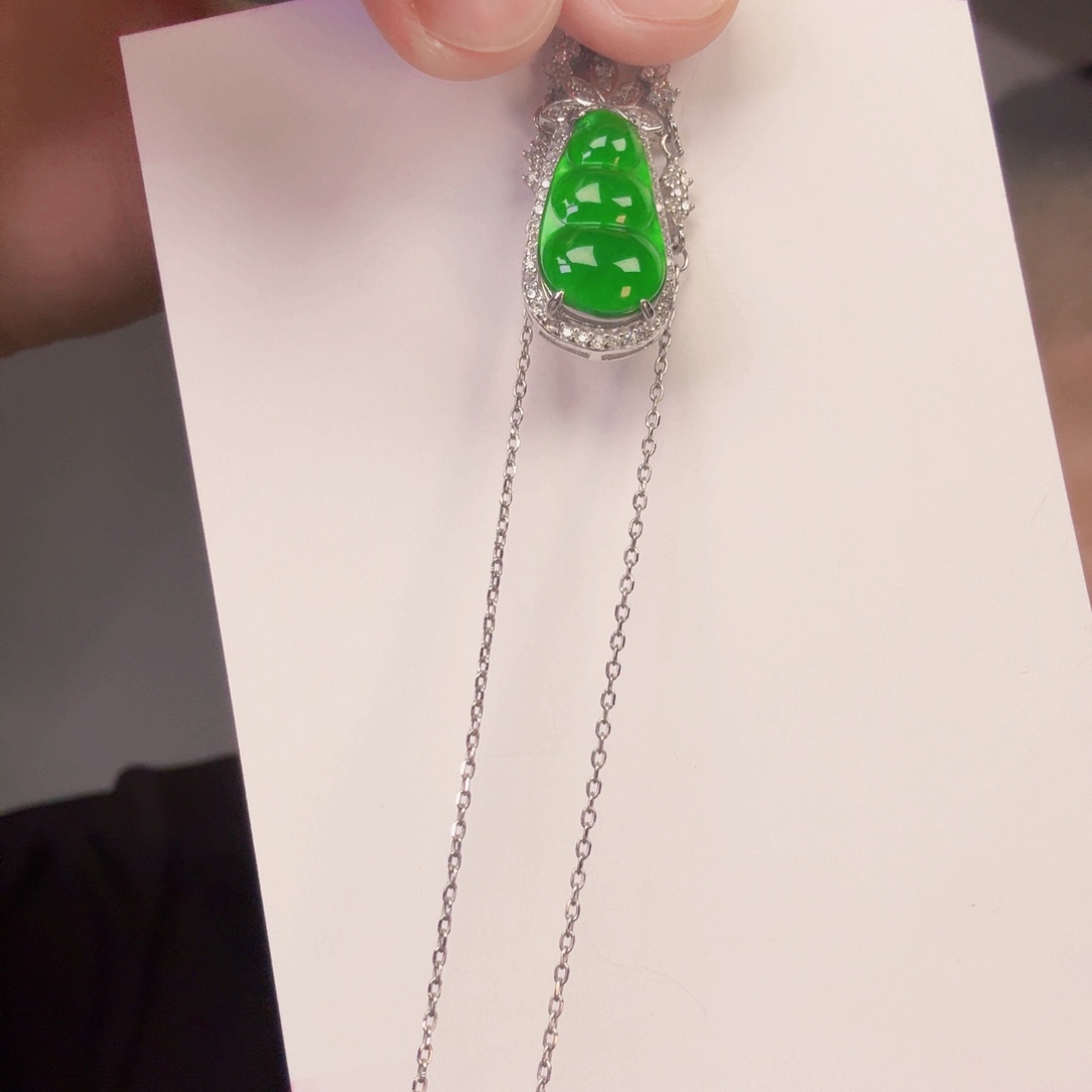 翡翠未镶嵌颈饰一件