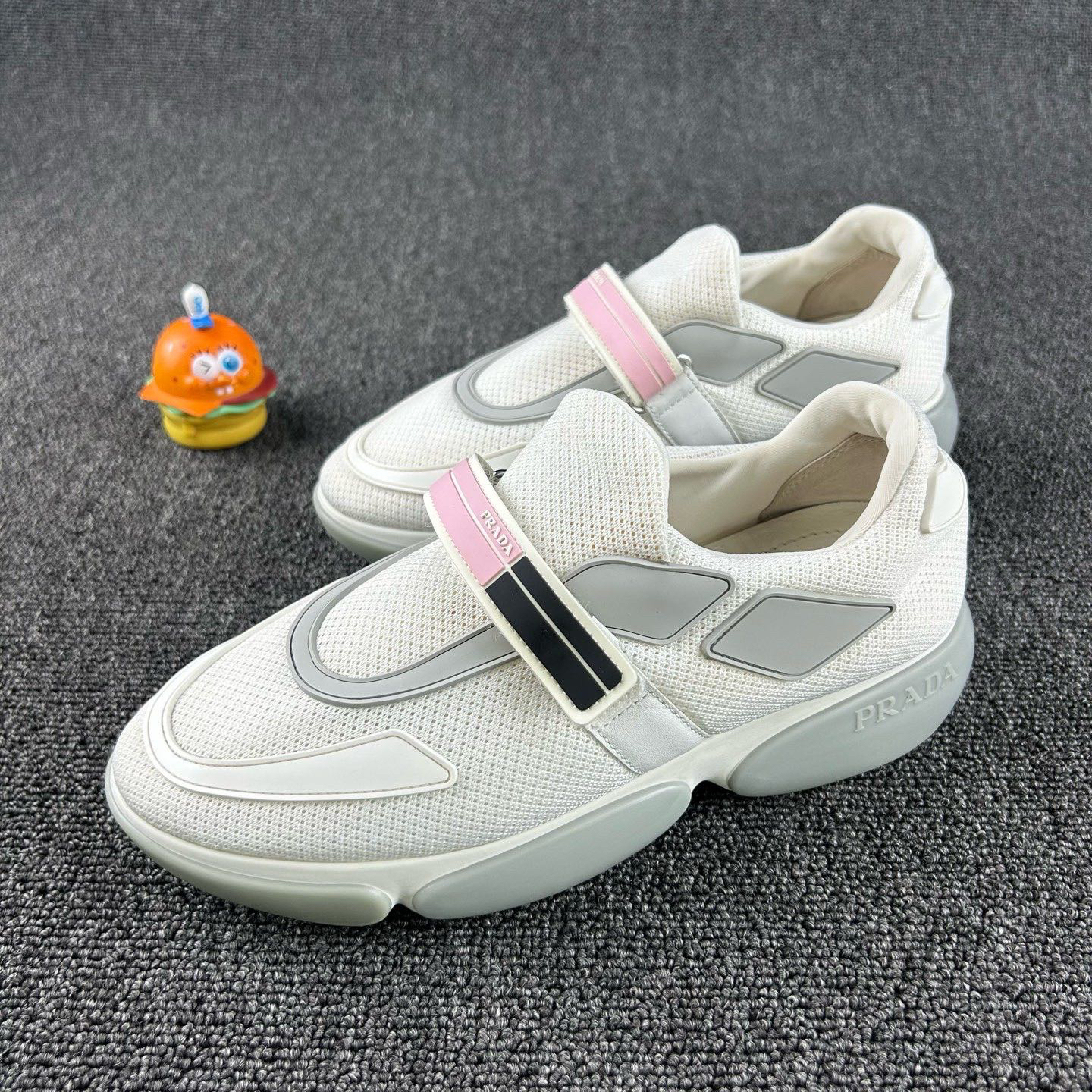 95新 Prada/普拉达 白色织物休闲鞋36码 上脚透气性好 HB4005