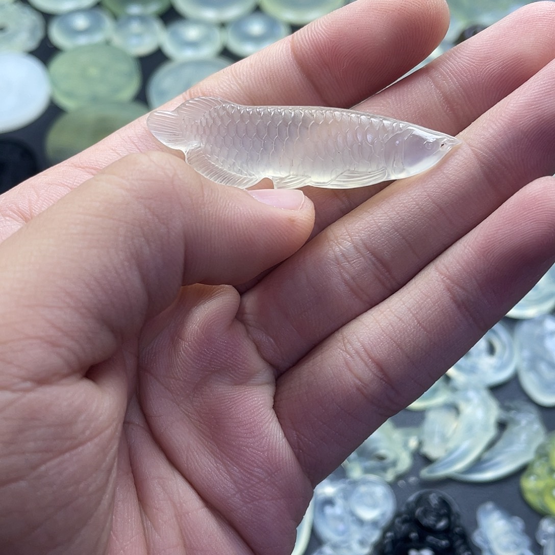 岫玉未镶嵌颈饰龙鱼