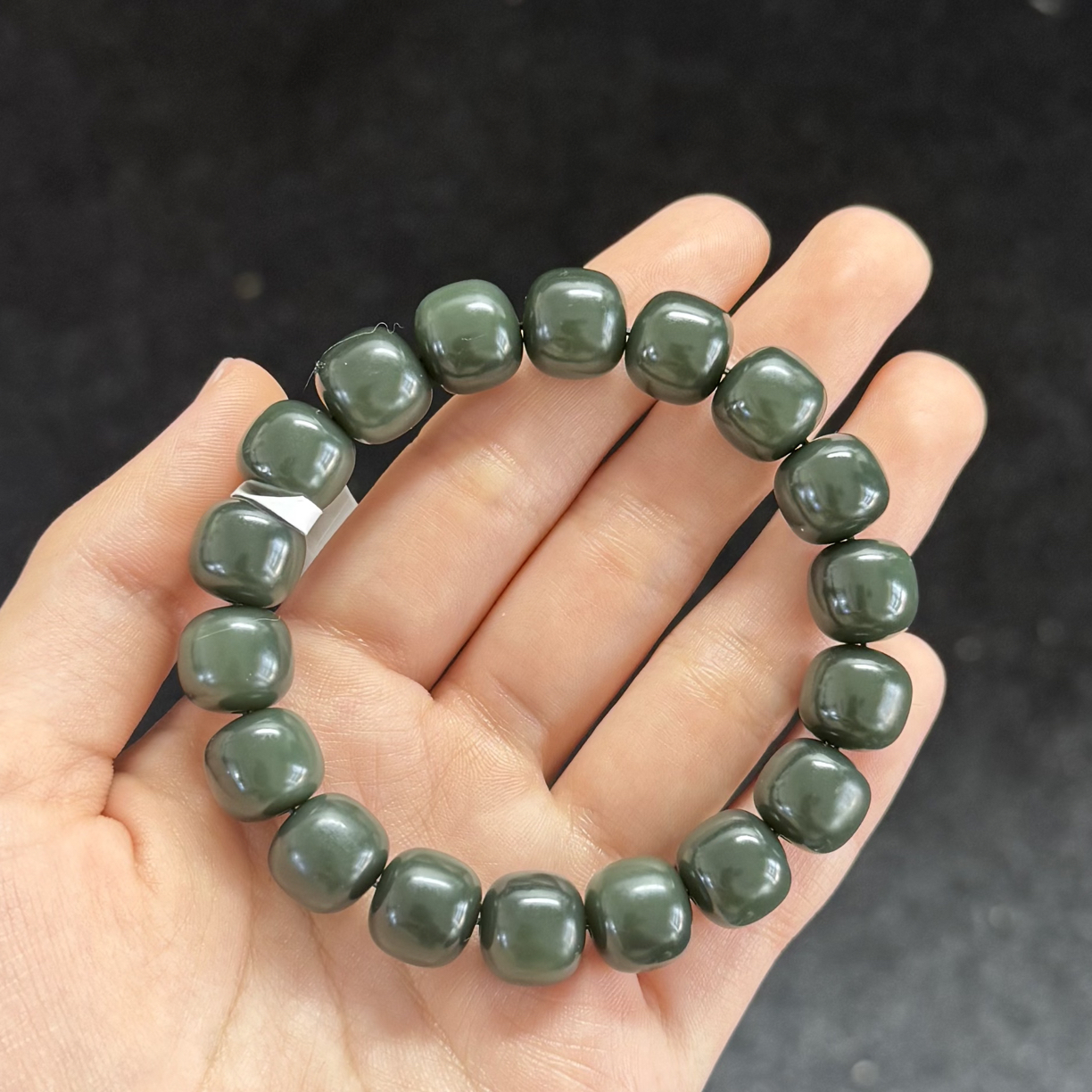 精美时尚新疆和田玉沙枣青