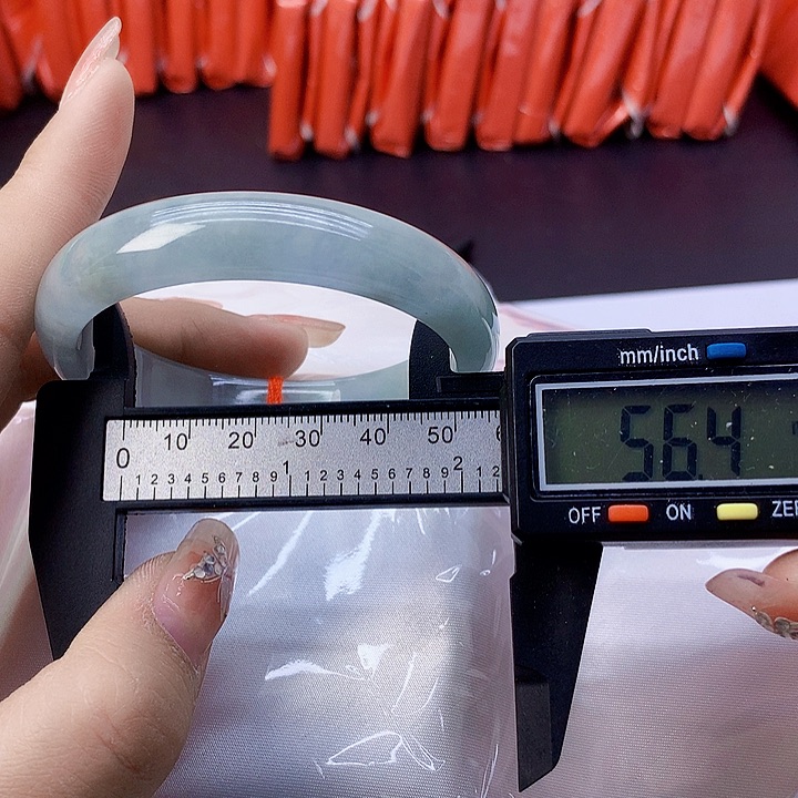 翡翠手镯未镶嵌180。  