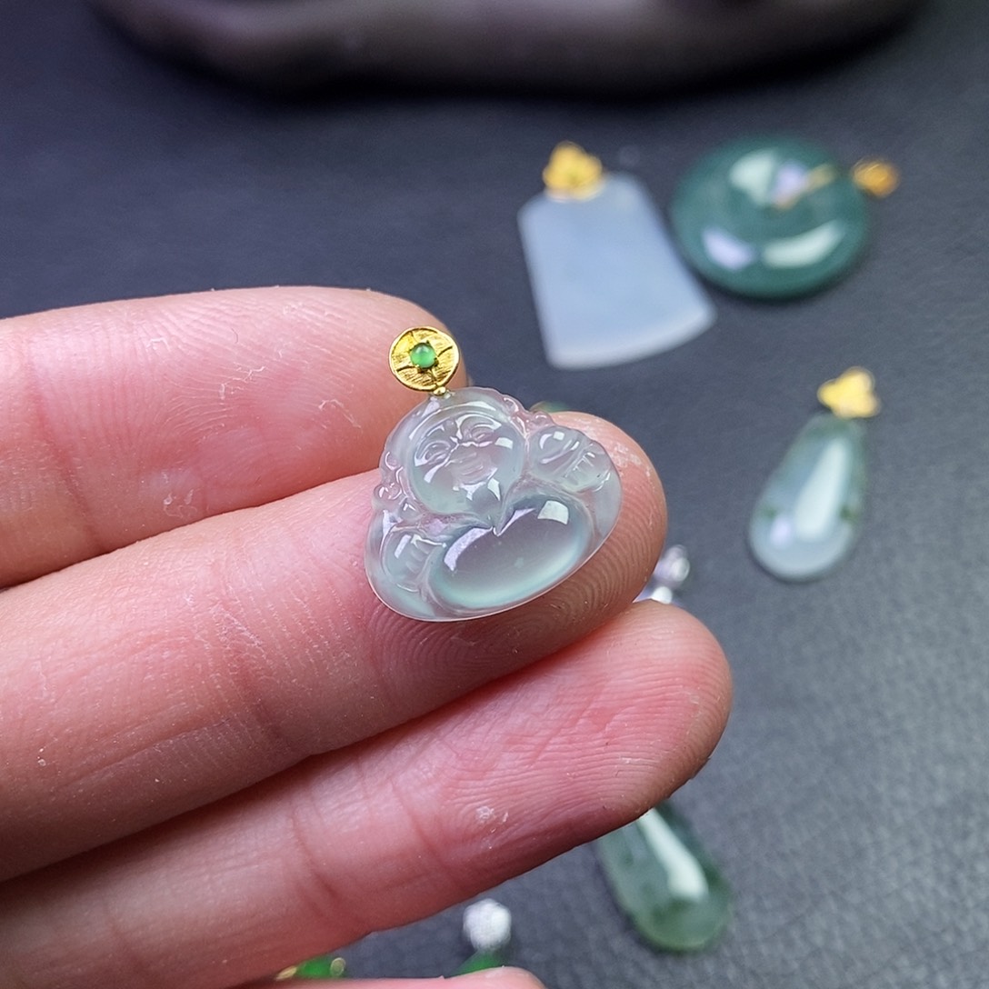 颈饰18K金镶嵌翡翠