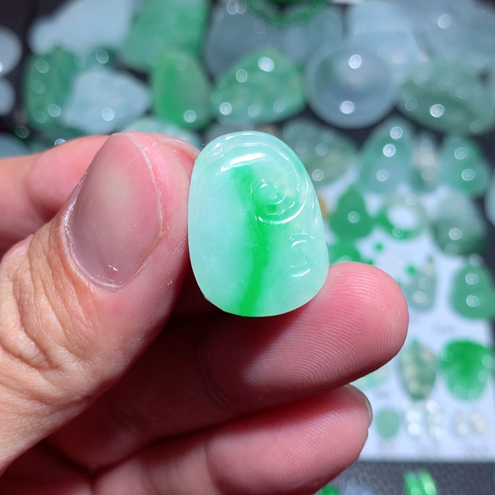 翡翠未镶嵌颈饰如意