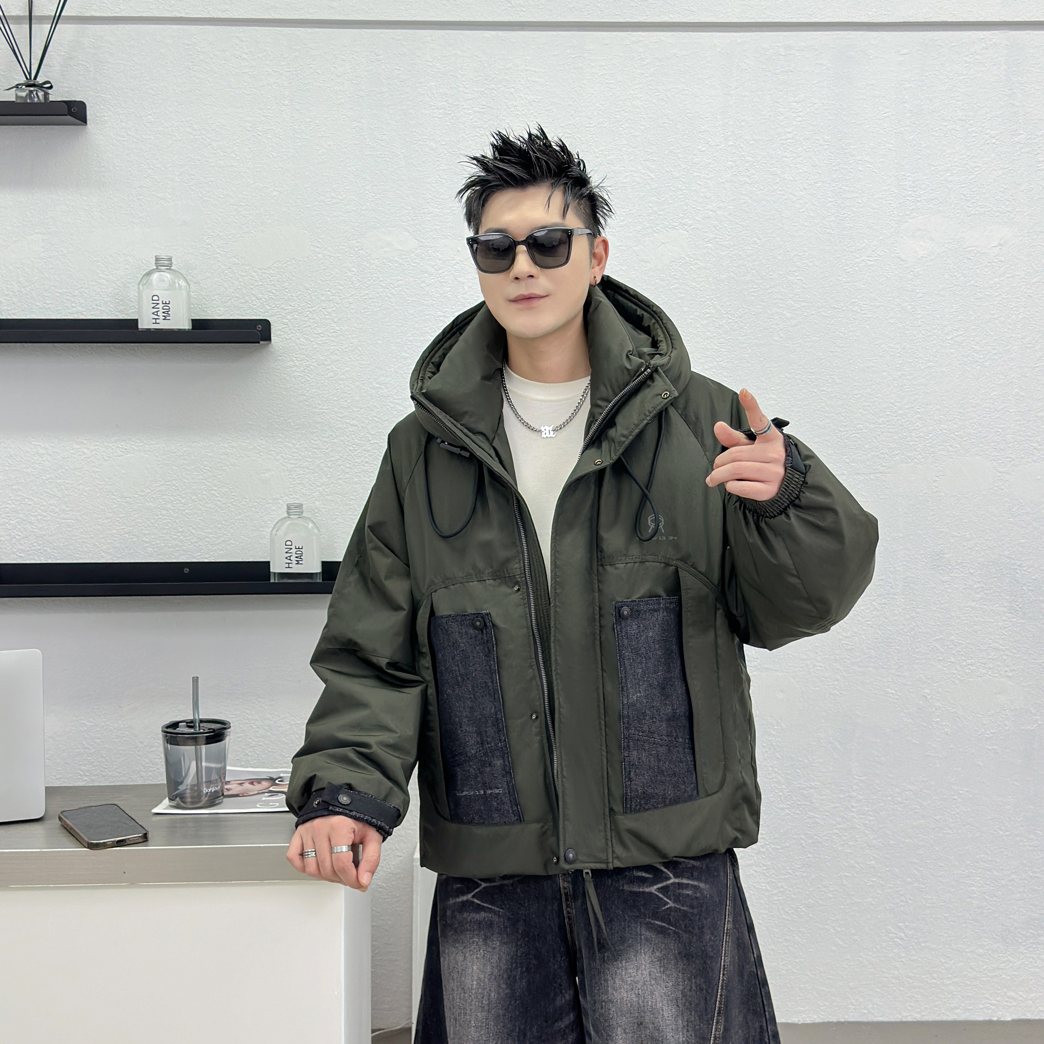 男款潮牌短款羽绒服2025冬季新款拼接连帽保暖外套25018