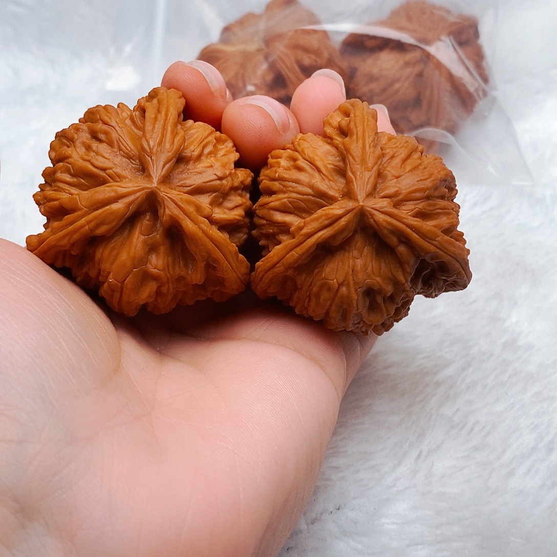 天***间文玩核桃吊坠三棱