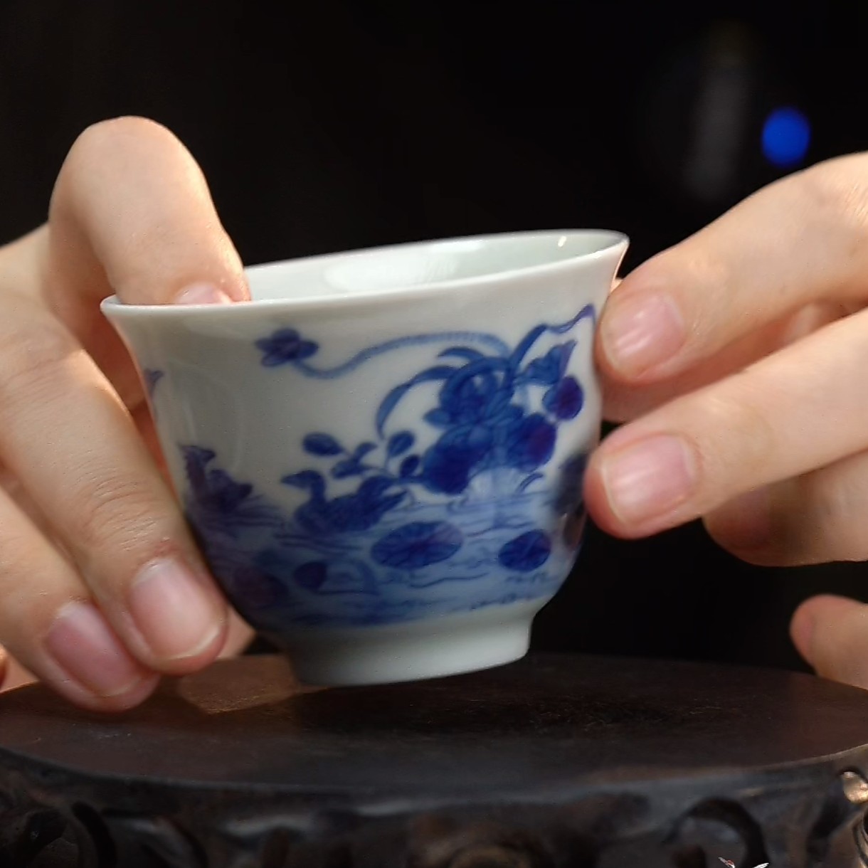 青花荷花诗题纹杯