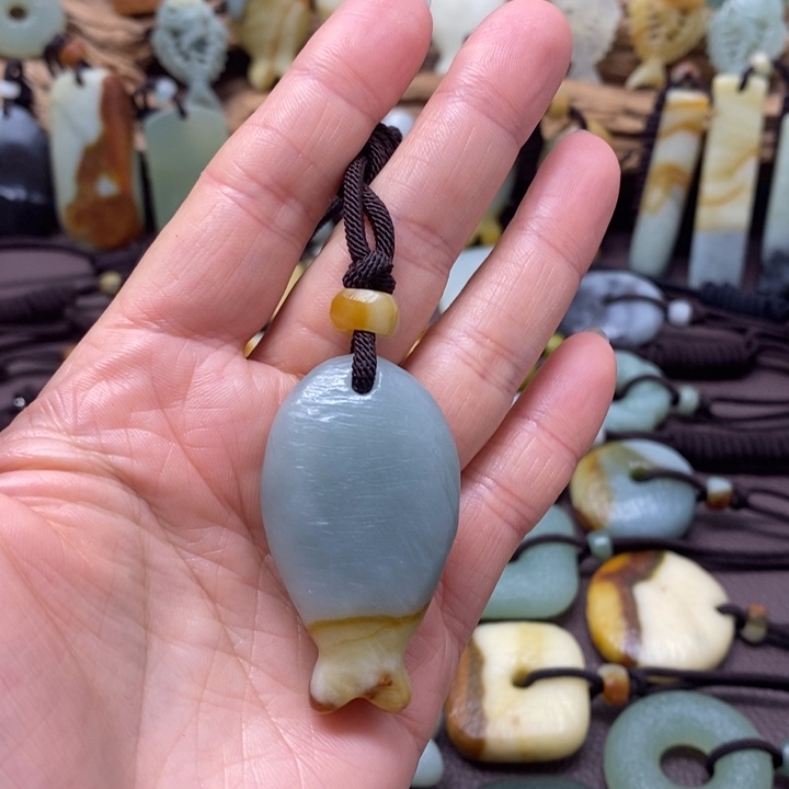 蛇纹石玉未镶嵌颈饰