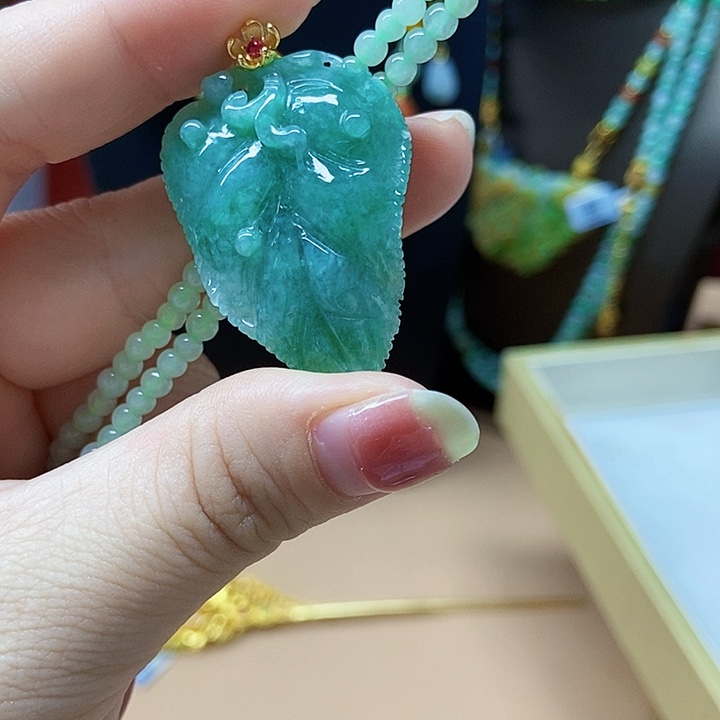 翡翠未镶嵌颈饰吊坠