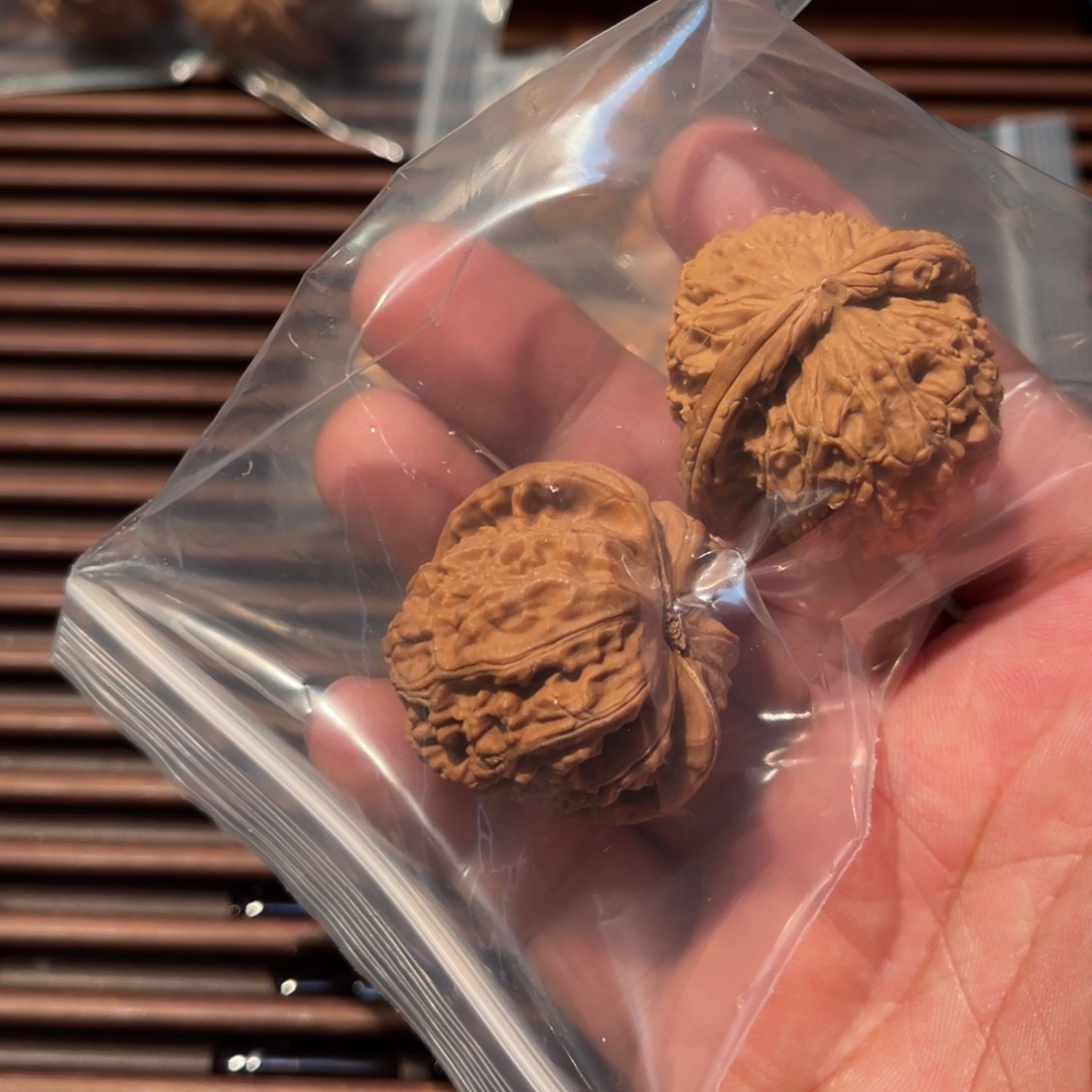 文玩核桃吊坠三角白