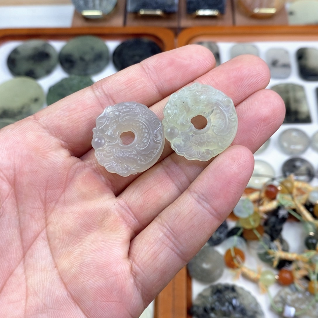 岫玉未镶嵌颈饰岫玉小龙鱼吊坠一对