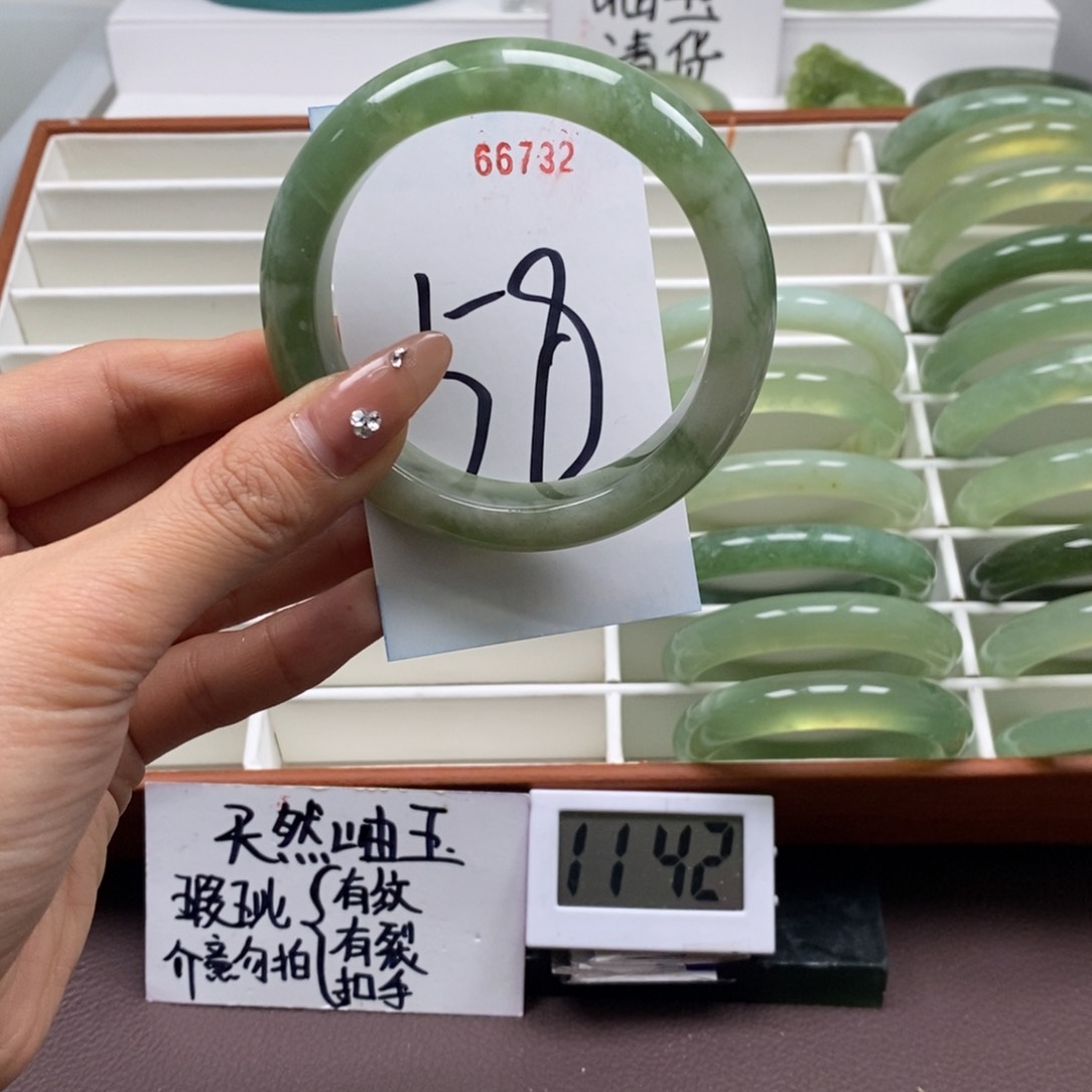 蛇纹石玉手镯未镶嵌