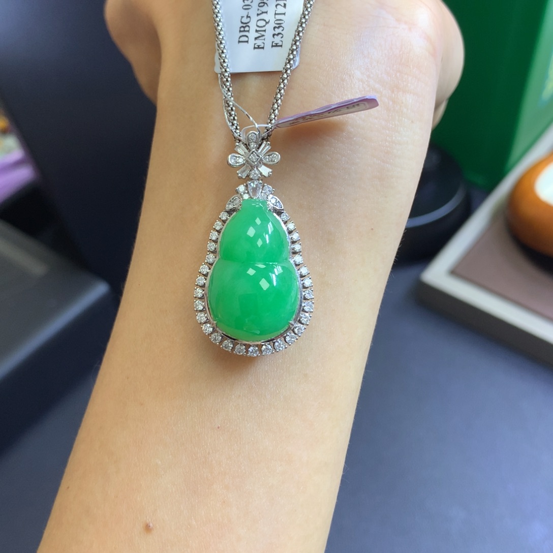 【闪购商品】翡翠颈饰18K金镶嵌小****画翡翠