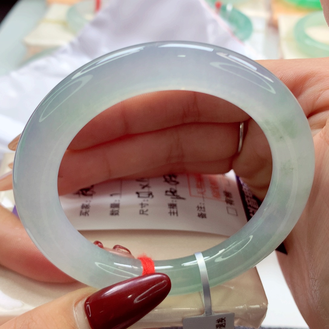 翡翠手镯未镶嵌执**医师妹荧光棒冰春彩