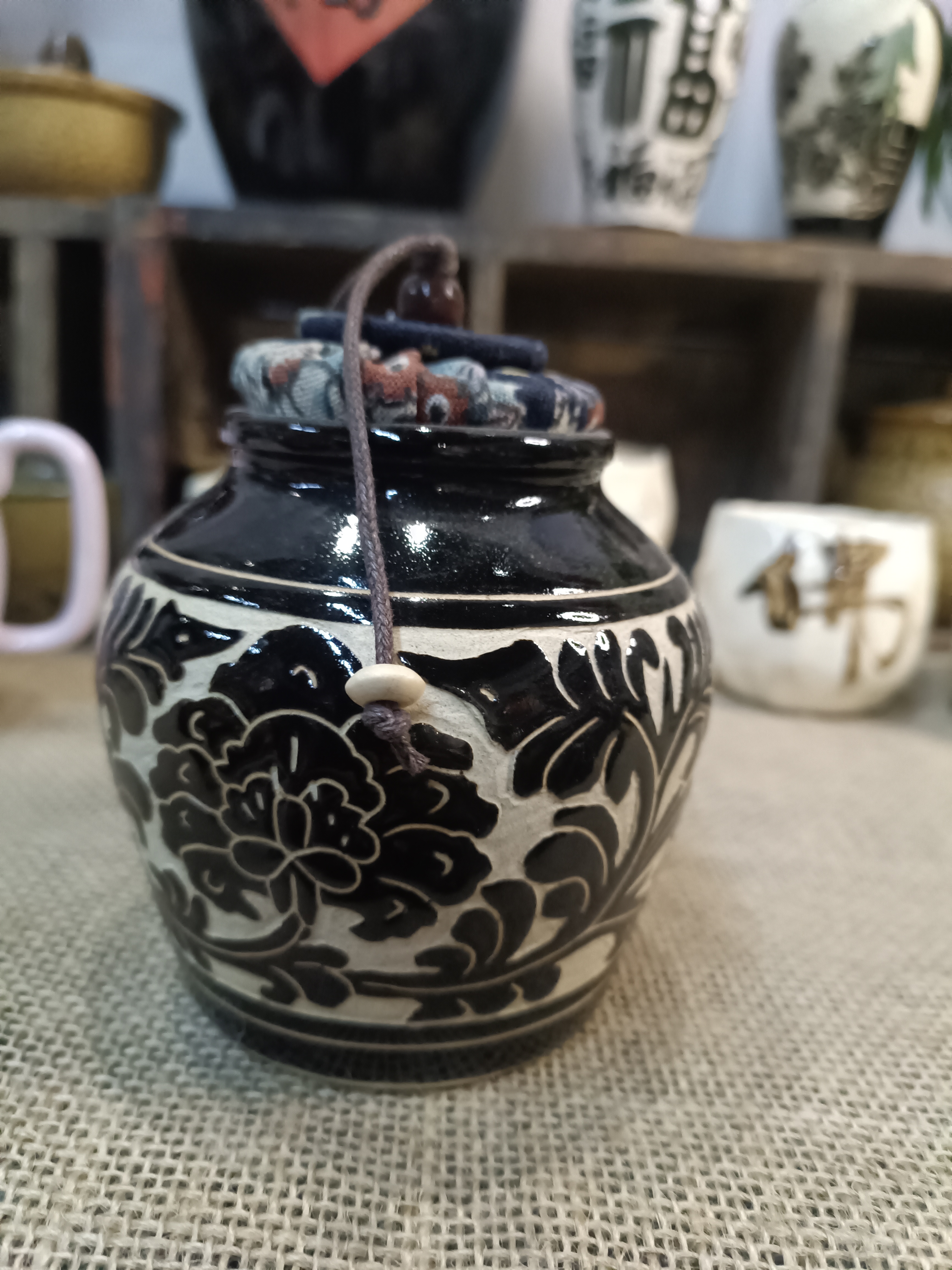 磁州窑手工剔刻牡丹罐