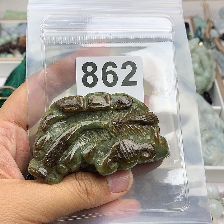 翡翠颈饰未镶嵌五***方翡翠