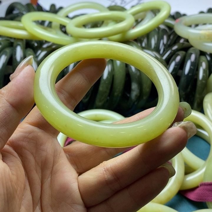 和田玉手镯未镶嵌雨***。