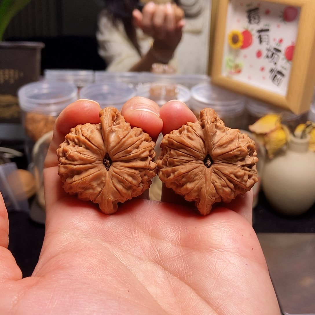 文玩核桃吊坠42血麒麟浅修尖