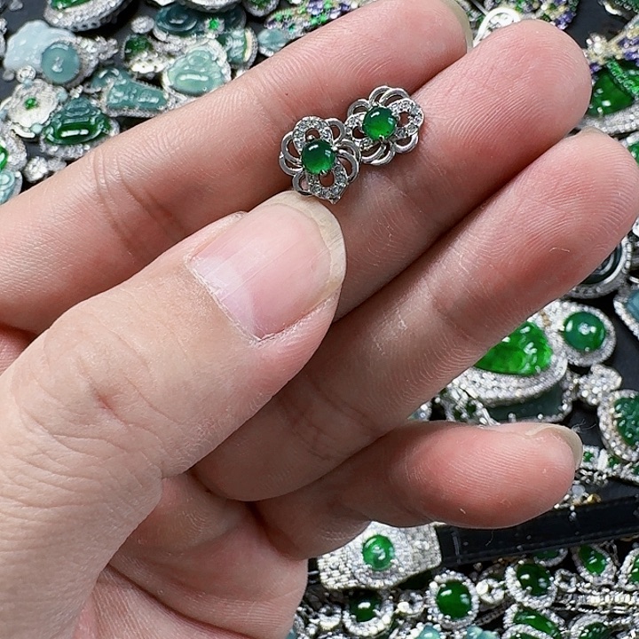 翡翠颈饰未镶嵌天然A货翡翠放漏