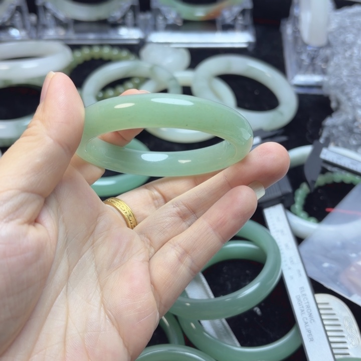 豆****东陵石未镶嵌手镯