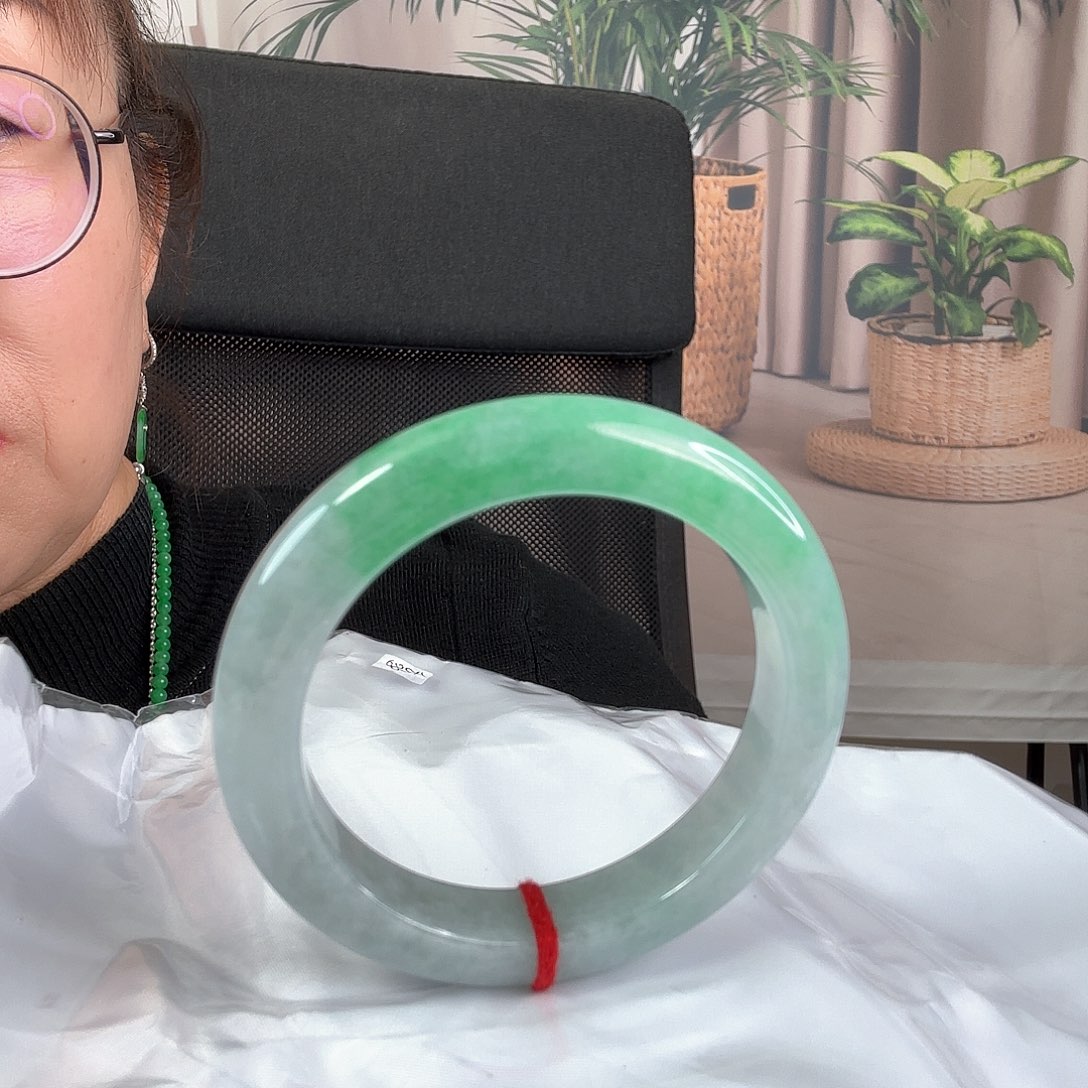 翡翠手镯未镶嵌正圆