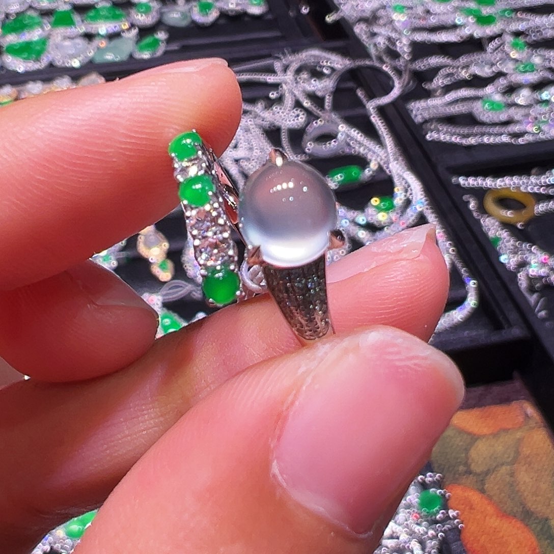 翡翠18K金镶嵌戒指