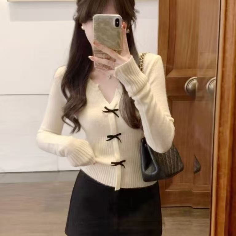 韩版设计感蝴蝶结减龄修身上衣女2025秋季新款气质V领百搭针织衫