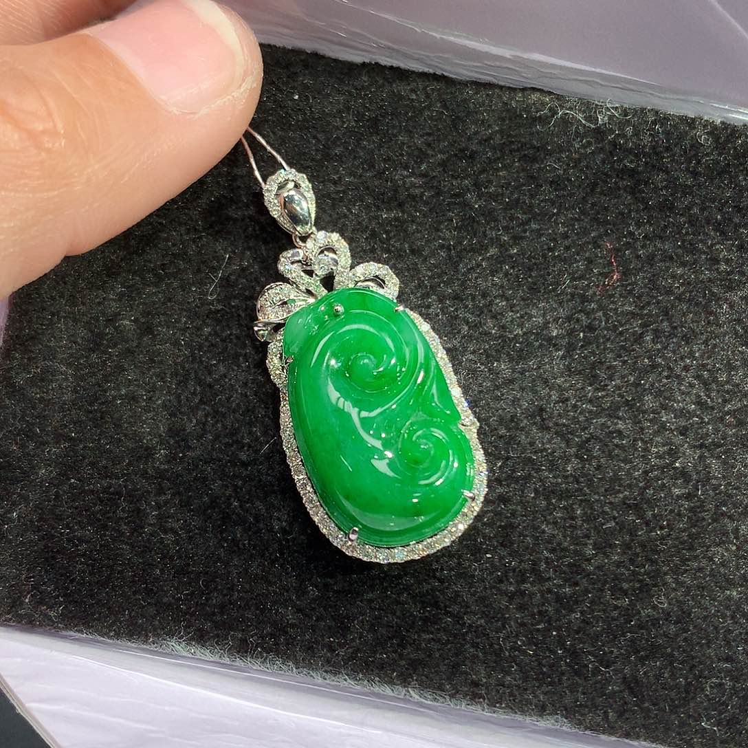 翡翠吊坠(赠链)18K金镶嵌呼*呼