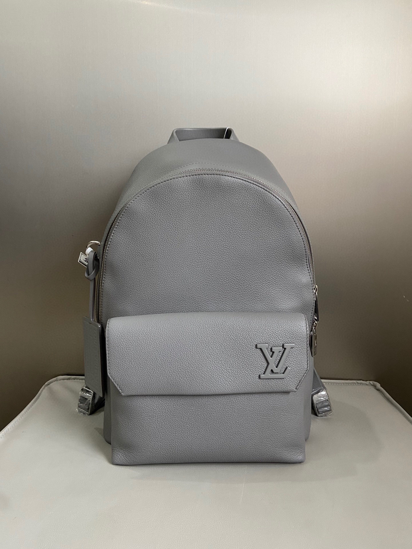 99新 LouisVuitton/路易威登 lv takeoff灰色c罗同款双肩包hws093