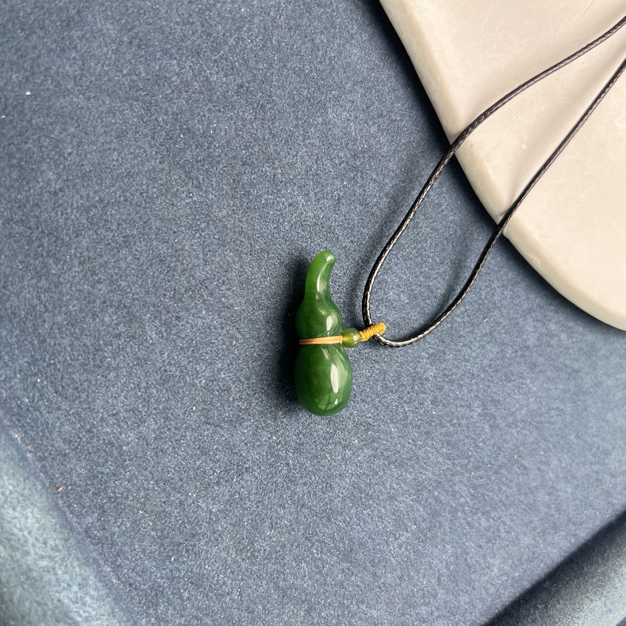 碧玉和田玉葫芦吊坠