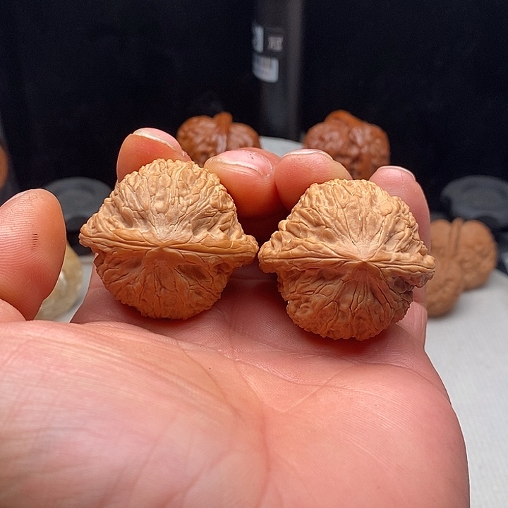 文玩核桃把件40尺绣球有修