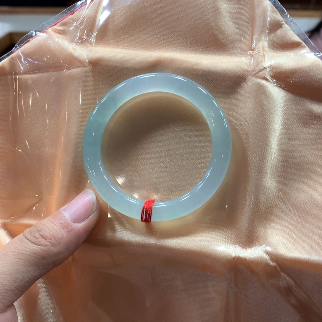 翡翠手镯未镶嵌微瑕
