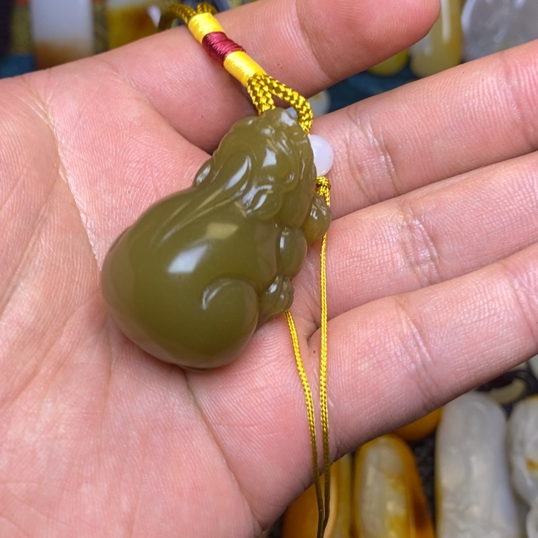 和田玉未镶嵌吊坠(赠链)