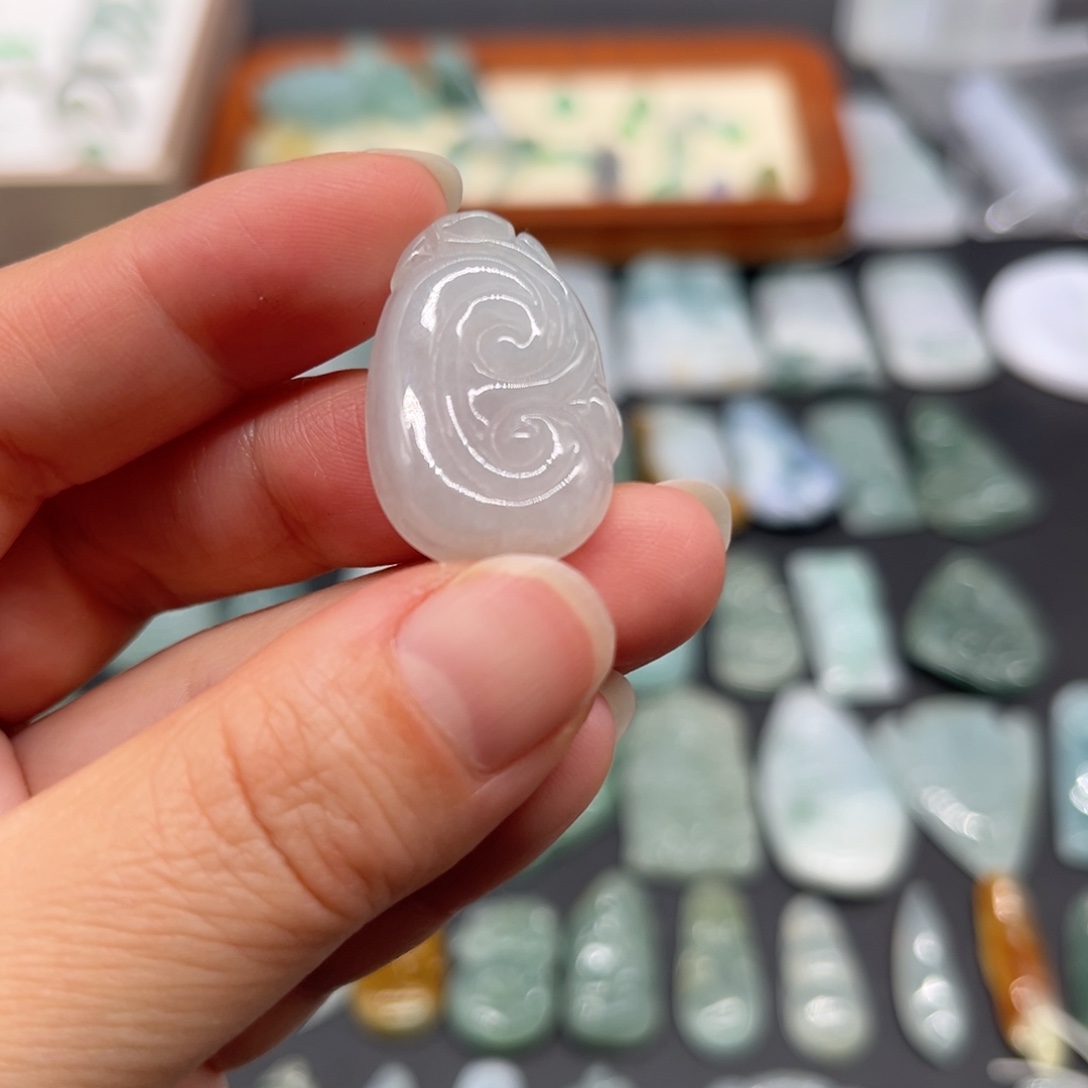 翡翠未镶嵌颈饰如意