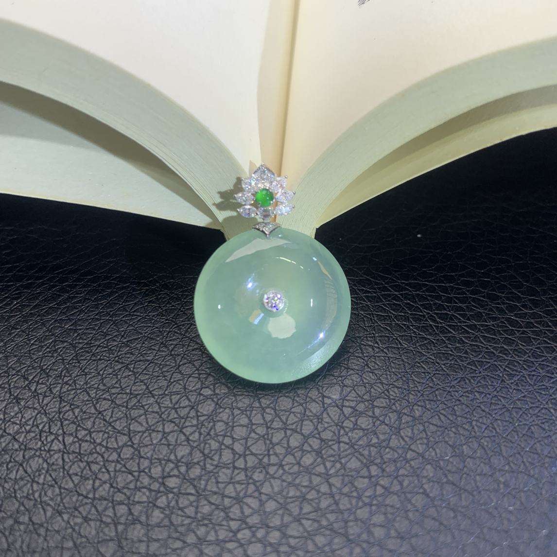 天然缅甸18 k镶嵌冰种晴水底甜美清新款平安扣（26.6/18.9/5.1）