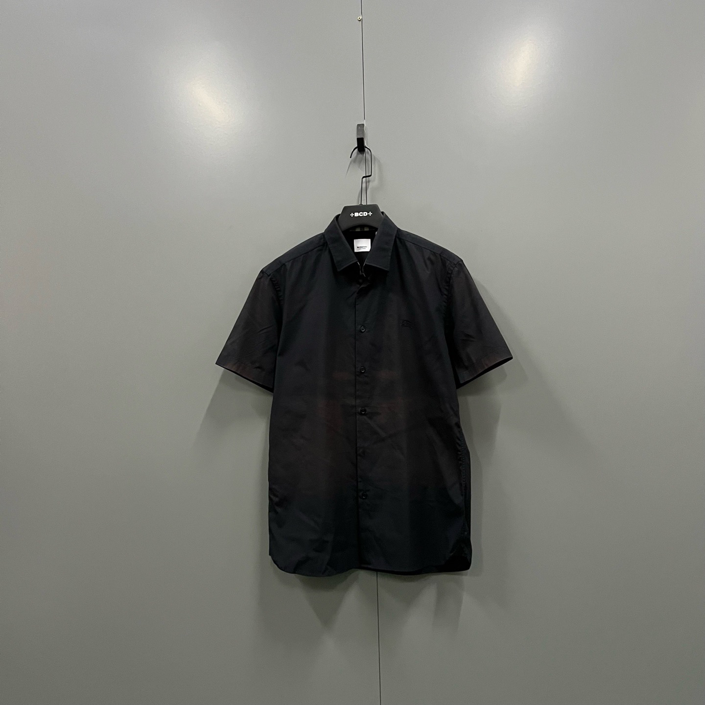99新 BURBERRY/博柏利 （ll）018739  黑色领口格纹短袖衬衫 L码 
