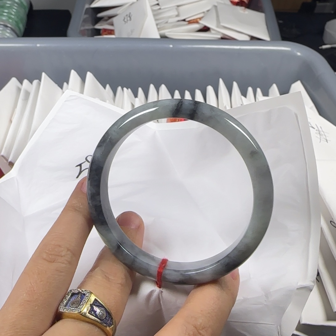 翡翠手镯未镶嵌乌鸡有小黄皮